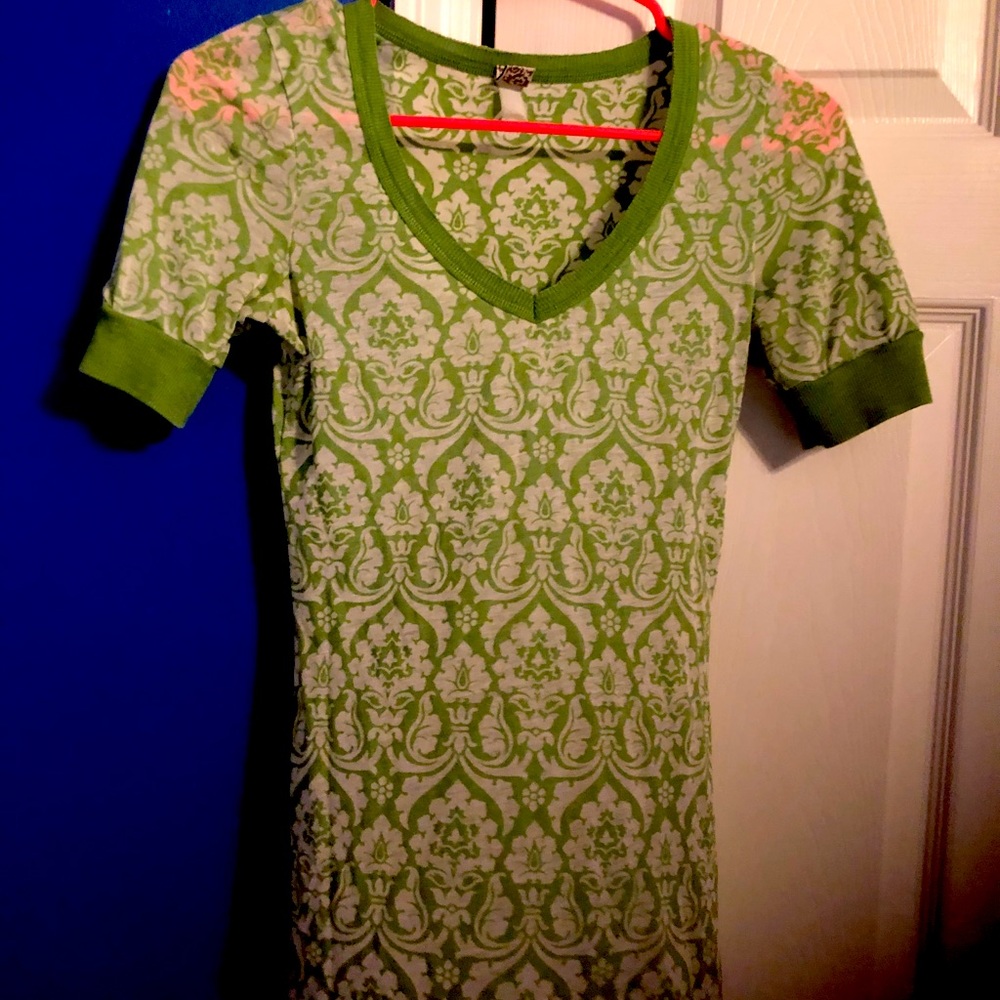 Size M green/white sheer BKE top super soft